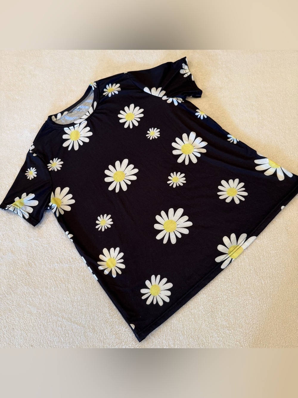 Women’s Black Daisy Print Short Sleeve Top